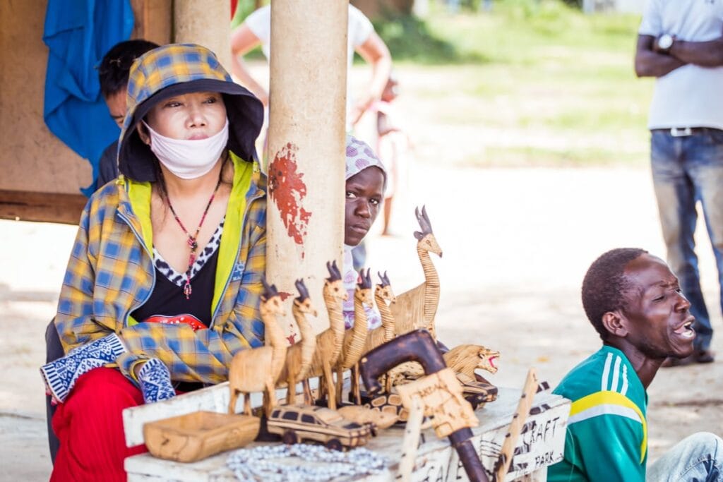 Po "game drive" na safari přijede zpět k voru-"trajektu", kde už sedí další turisti a poslouchají, jak místní hrajou na nástroje a prodávají suvenýry.