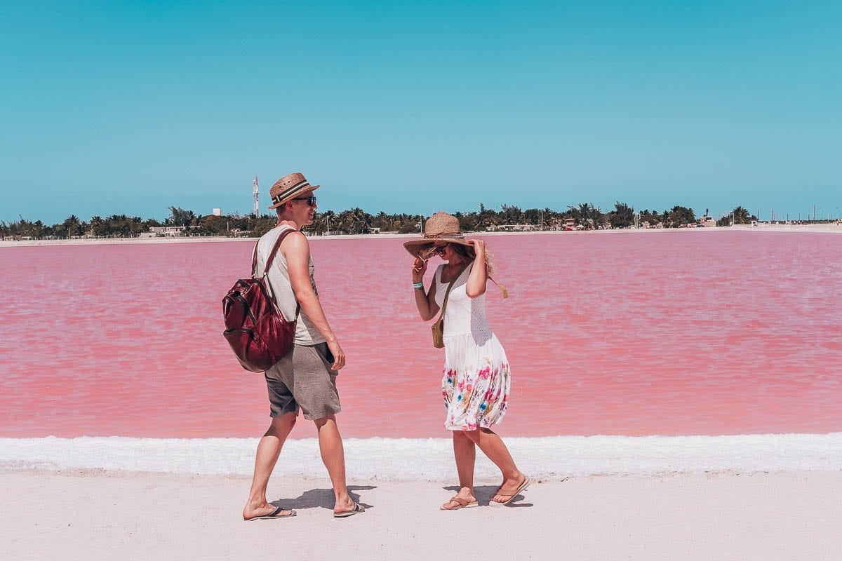 Husband and wife Lukas and Lucy in front of the pink lake in Las Coloradas