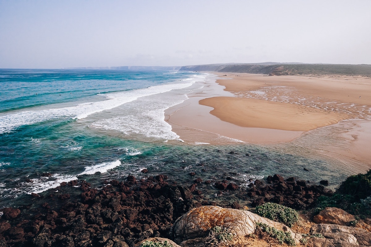Roadtrip po Algarve: Vyhlídka zeshora na pláž Bordeira v Algarve v jižním Portugalsku