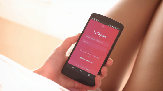 Instagram je sociálna sieť na zdieľanie fotografií a videí