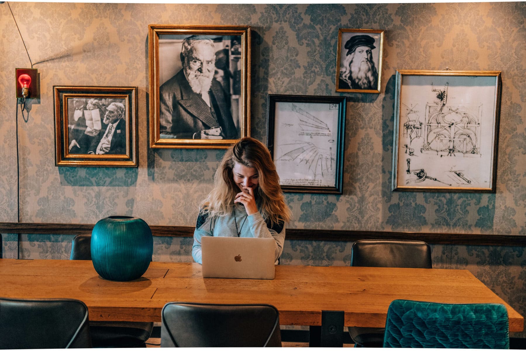 Girl working behind desk at Motel One
