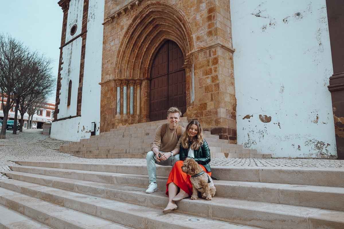 Couple sitting in front of the cathedral in Silves