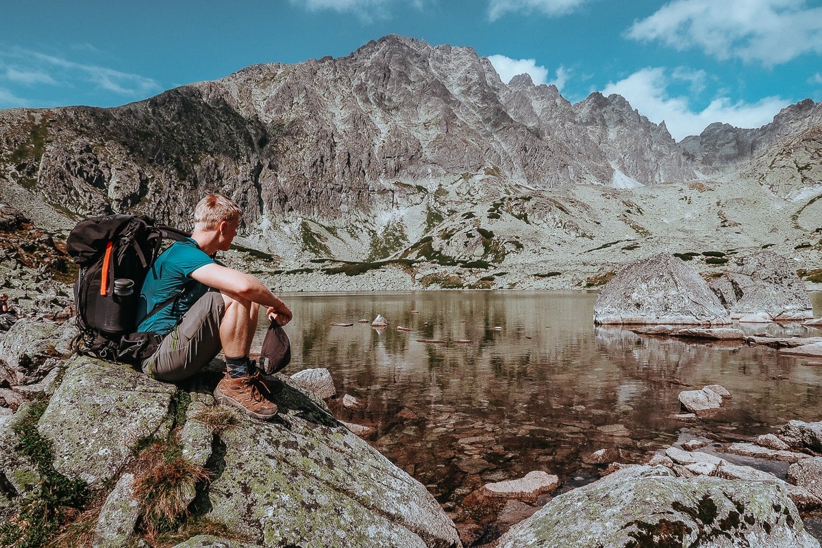 Lukáš siedzący nad pięknym jeziorem Bílé pleso w Tatrach Wysokich