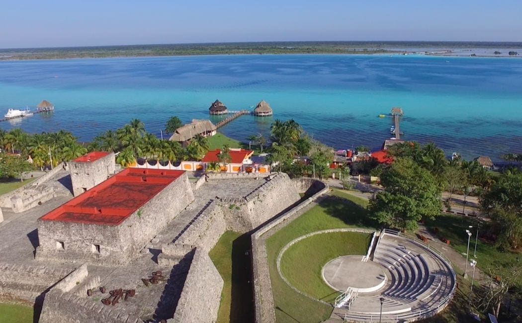 Pevnost San Felipe u jezera Bacalar v Mexiku