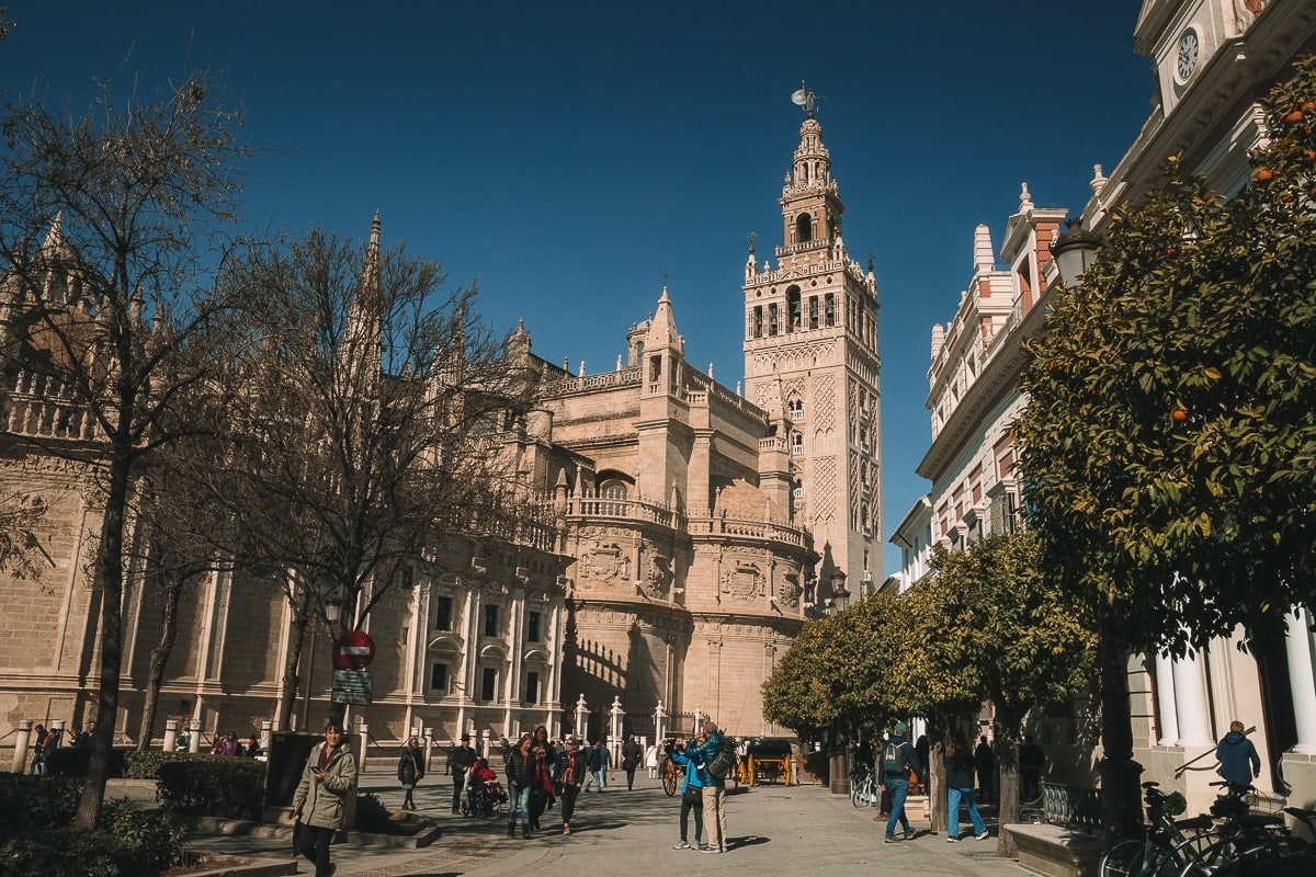 Ľudia pred katedrálou v Seville