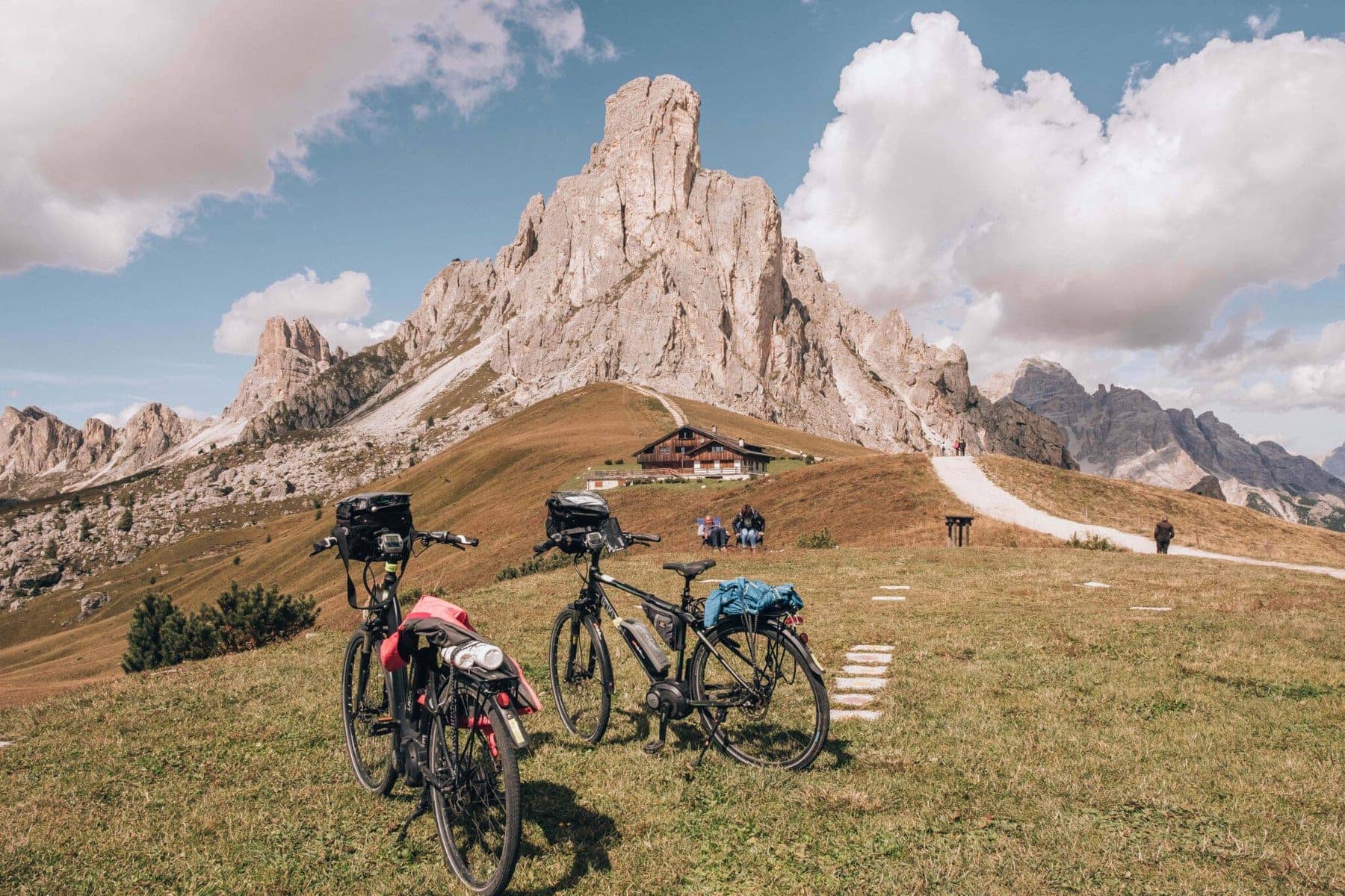 Passo Giau to piękne miejsce we włoskich Dolomitach. Na zdjęciu znajdują się również rowery elektryczne.
