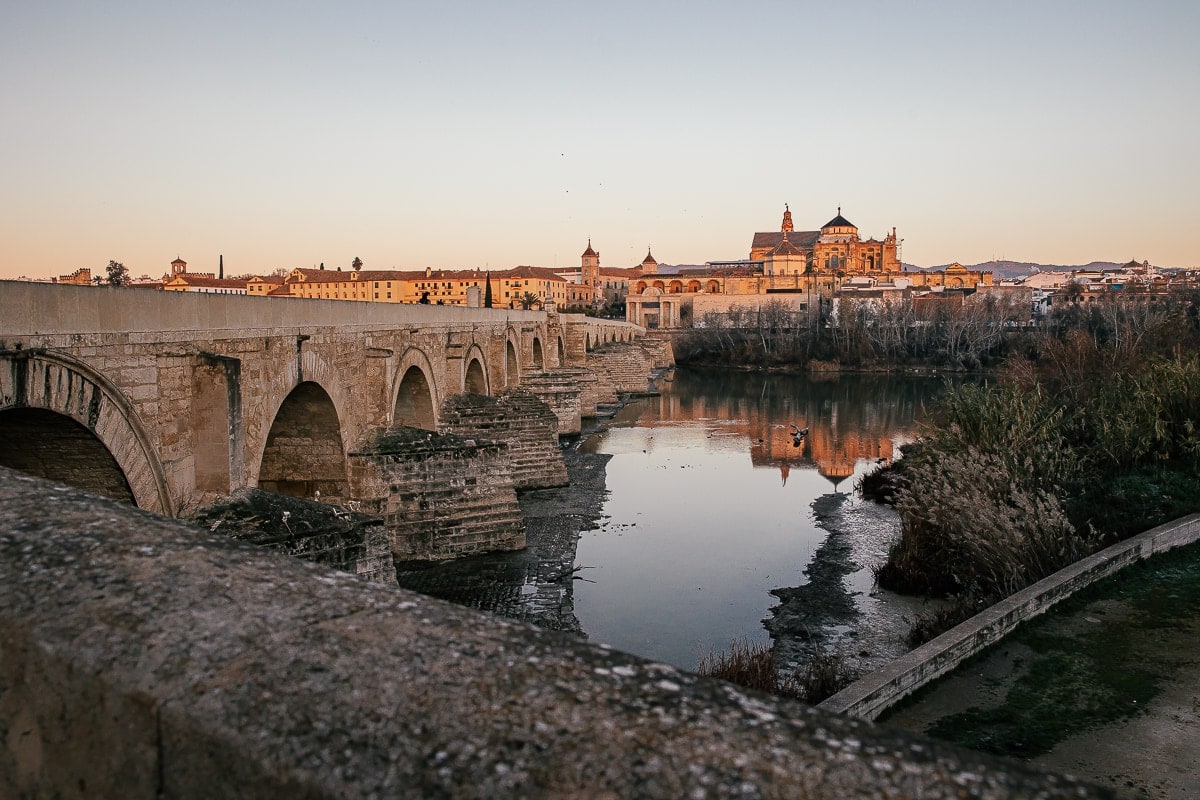 Rzymski most z I wieku p.n.e. w Kordobie o wschodzie słońca
