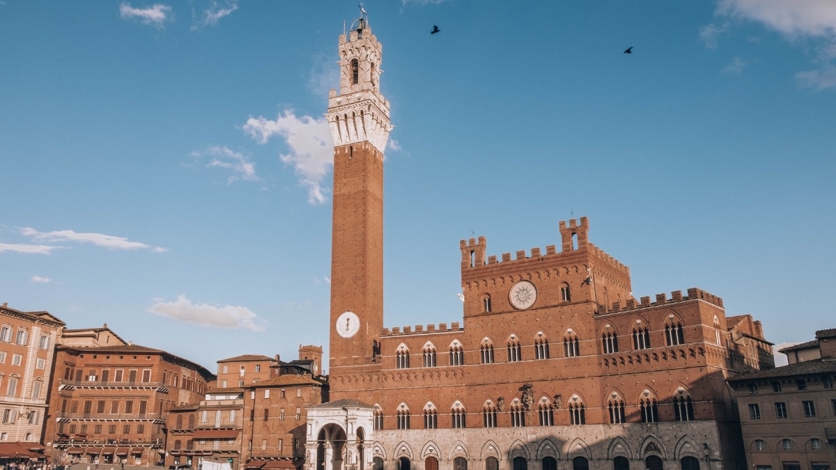 Slavné náměstí ve tvaru lastury v Sieně.