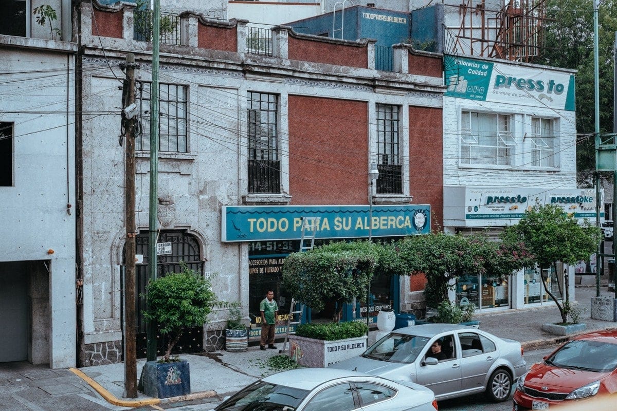 Typowa ulica Mexico City z krzywymi domami