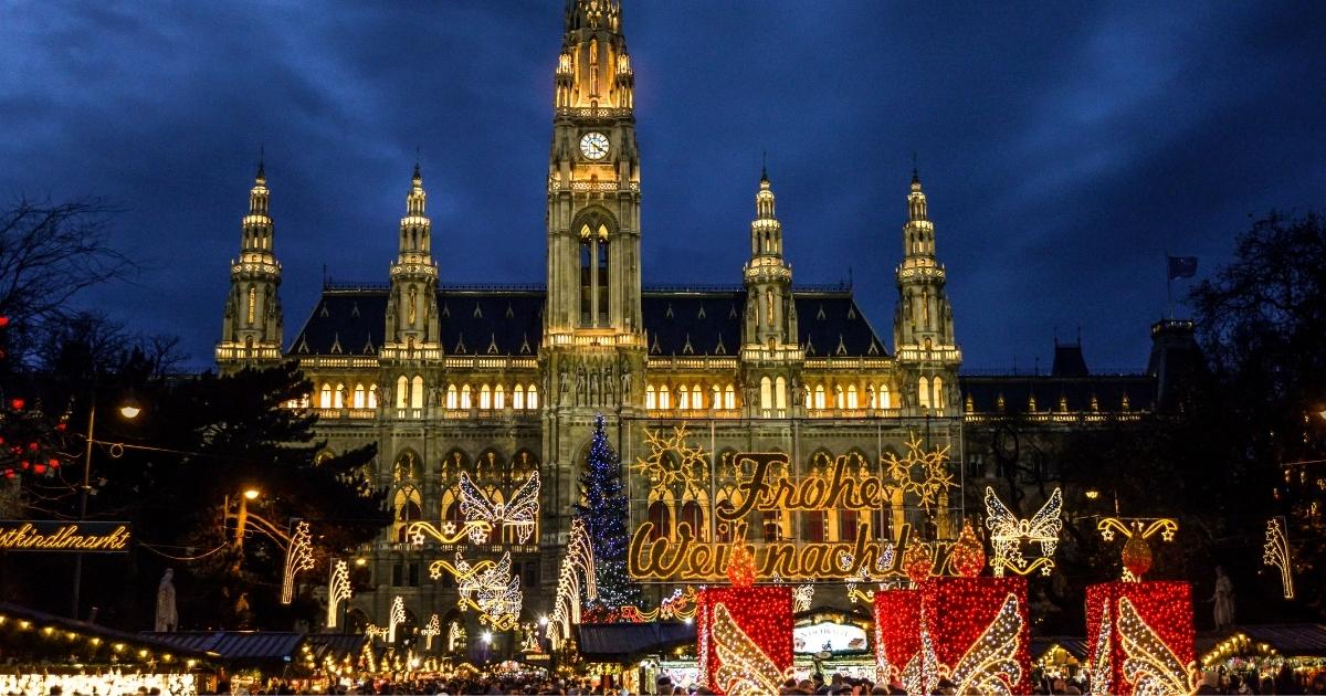 Vánoční trhy ve Vídni před radnicí.