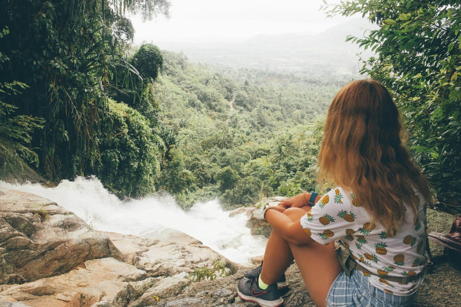 Dívka na vrcholu vodopádu na Koh Samui